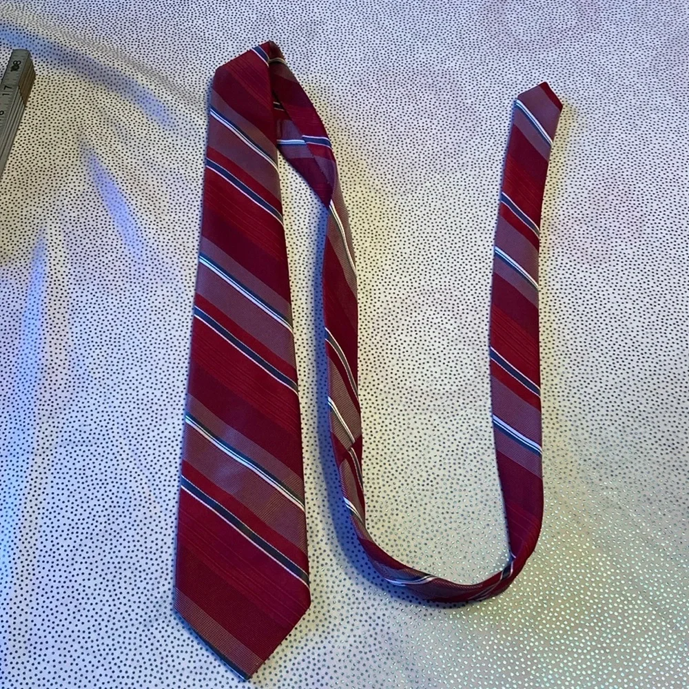 Men’s tie unbranded red black in good condition